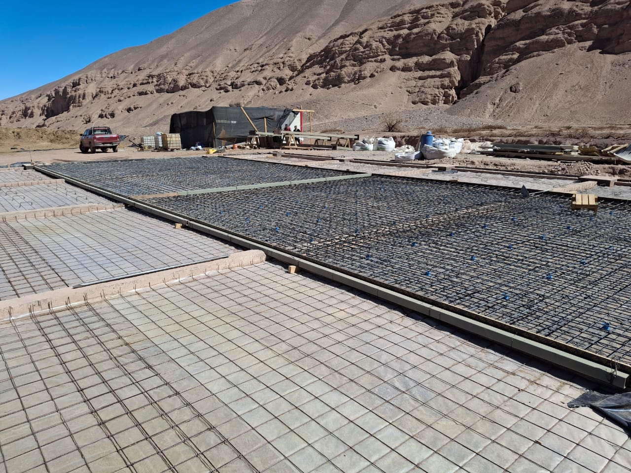 Preparación de malla de acero y barrera de humedad para radier