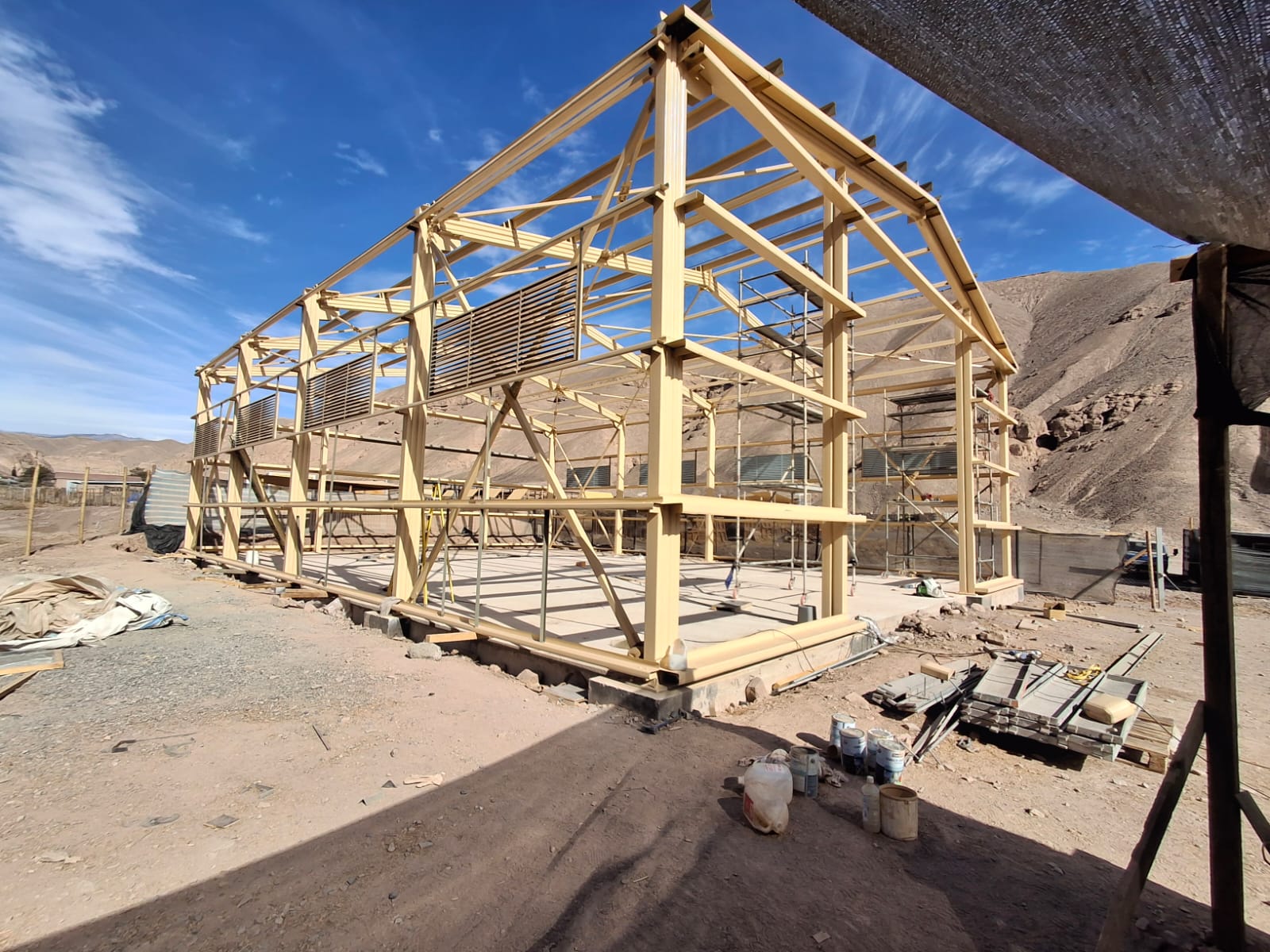 Montaje de revestimiento lateral con andamios