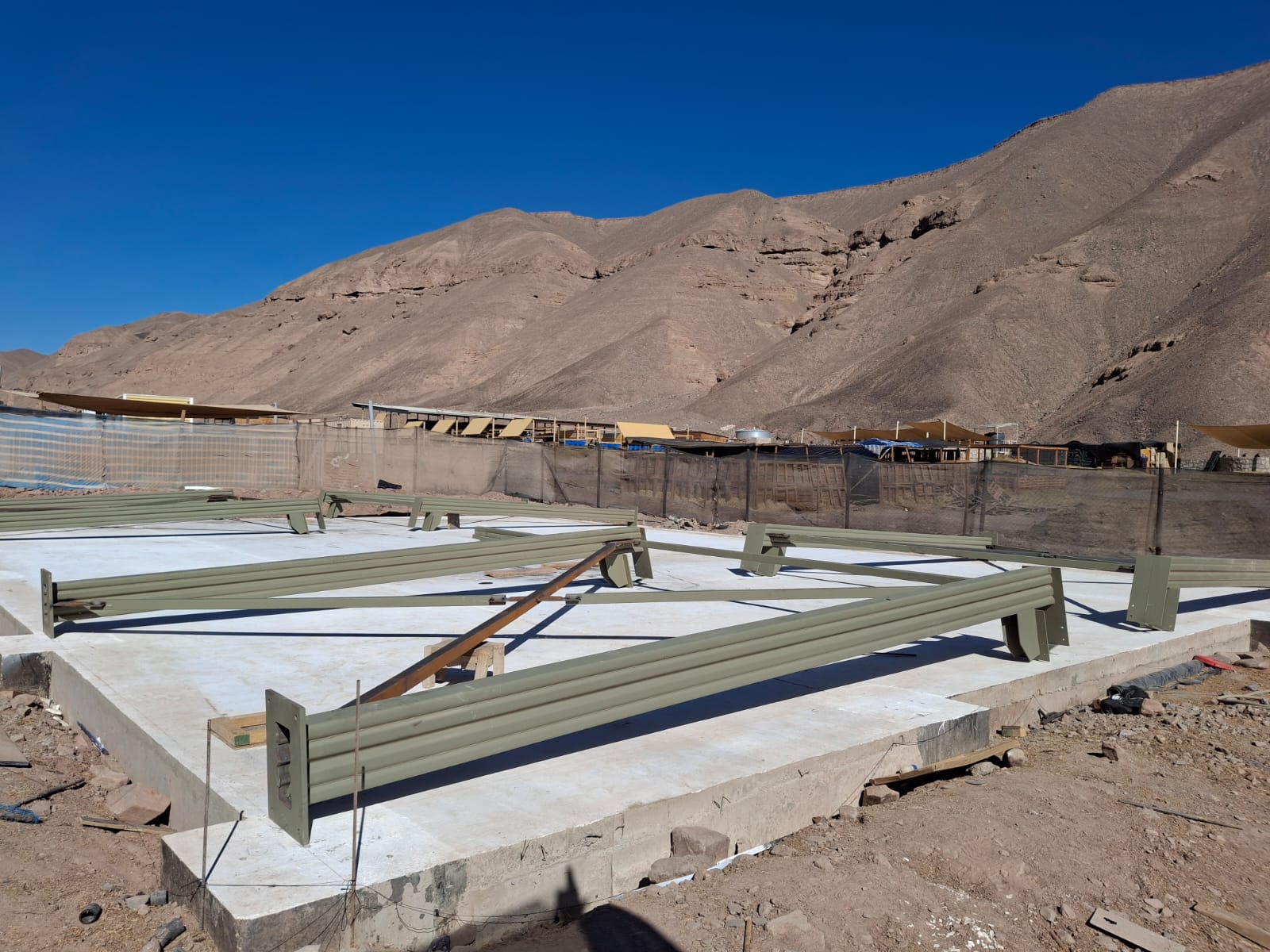 Vigas de acero en etapa de pre-armado en suelo