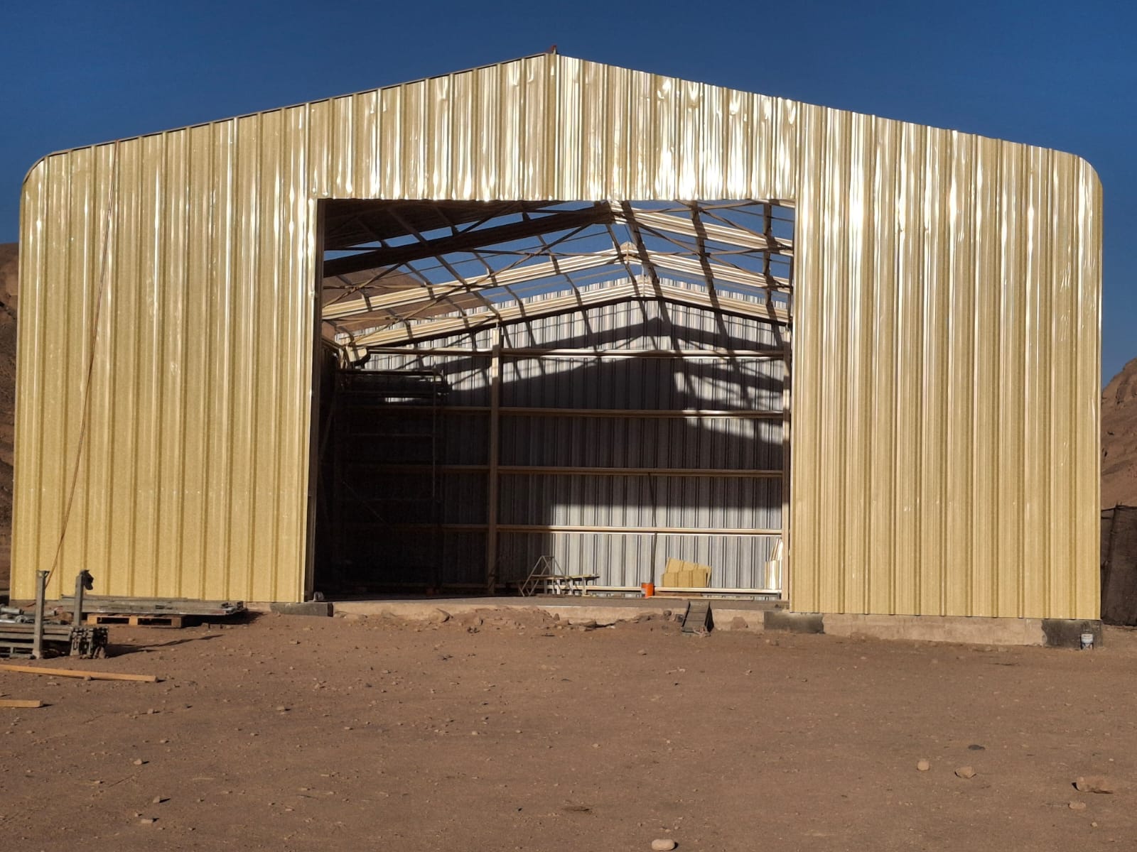 Fachada en proceso de cierre