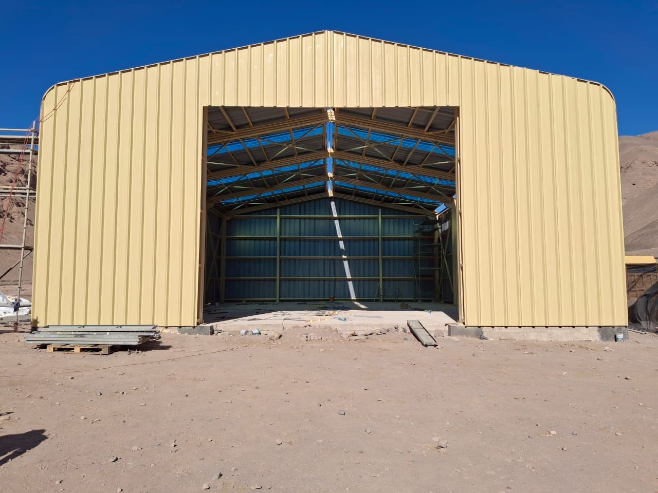 Fachada terminada Galpón Tamentica en zona desértica